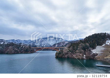 冬の宮ヶ瀬湖と虹の大橋の写真素材