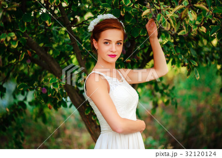 beautiful bride holding a lot of cream 32120124