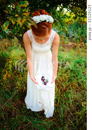 beautiful bride holding a lot of cream 32120125