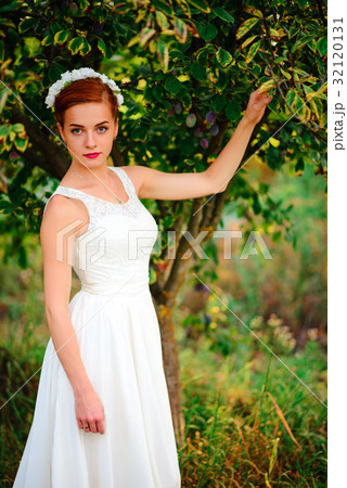 beautiful bride holding a lot of cream 32120131