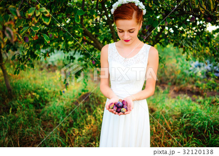 beautiful bride holding a lot of cream 32120138