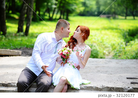 bride and groom intelligence near the park 32120177