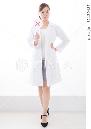 白衣 女性 × 32120487