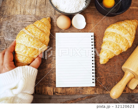Croissants with blank notepad 32120623