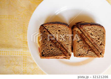 toasted ham and cheese sandwich 32121206