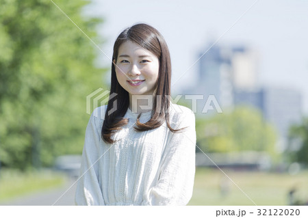笑顔の女性 笑顔の女性 32122020