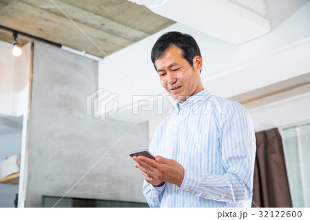 中年男性 スマホを使う成人男性 携帯電話 調べもの 仕事 中年男性 スマホを使う成人男性 携帯電話 調べもの 仕事 32122600