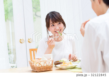 若い夫婦、カップル、食事 若い夫婦、カップル、食事 32122845