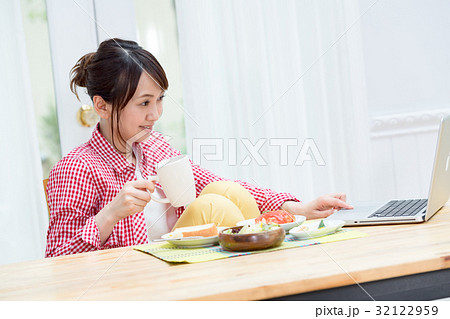 若い女性、食事、おうちごはん 若い女性、食事、おうちごはん 32122959