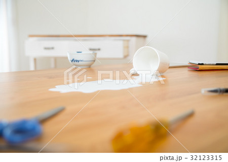 こぼれた牛乳　こぼれた飲み物　地震　大震災　　被災　天災　揺れる　地震イメージ 32123315