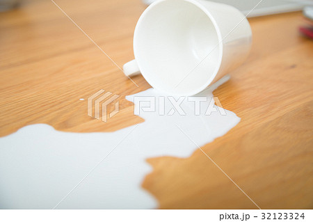 こぼれた牛乳　こぼれた飲み物　地震　大震災　　被災　天災　揺れる　地震イメージ 32123324