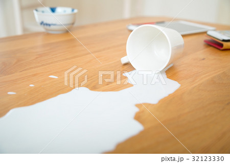こぼれた牛乳　こぼれた飲み物　地震　大震災　　被災　天災　揺れる　地震イメージ 32123330