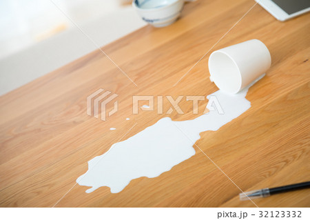 こぼれた牛乳 こぼれた飲み物 地震 大震災 被災 天災 揺れる 地震イメージ こぼれた牛乳 こぼれた飲み物 地震 大震災 被災 天災 揺れる 地震イメージ 32123332