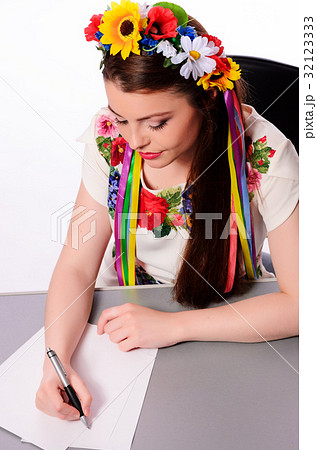 Happy businesswoman with note and pen  32123333