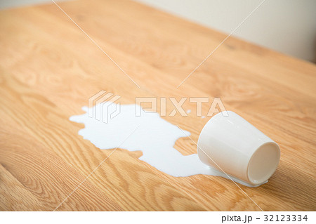 こぼれた牛乳　こぼれた飲み物　地震　大震災　　被災　天災　揺れる　地震イメージ 32123334