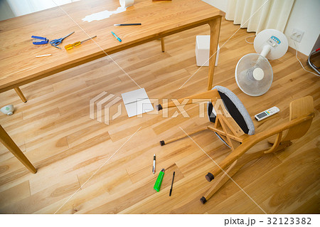 こぼれた牛乳 こぼれた飲み物 地震 大震災 被災 天災 揺れる 地震イメージ こぼれた牛乳 こぼれた飲み物 地震 大震災 被災 天災 揺れる 地震イメージ 32123382