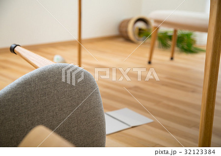 こぼれた牛乳 こぼれた飲み物 地震 大震災 被災 天災 揺れる 地震イメージ こぼれた牛乳 こぼれた飲み物 地震 大震災 被災 天災 揺れる 地震イメージ 32123384