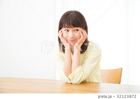 女性ポートレート　明るいイメージ　木材建築 32123872