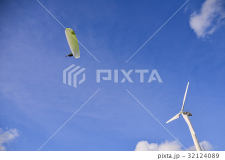 Paragliding extreme Sport above windmill Paragliding extreme Sport above windmill 32124089