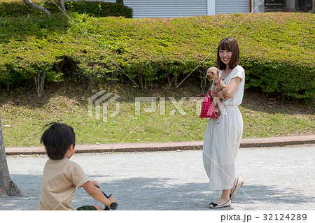 公園で散歩する愛犬と女性 公園で散歩する愛犬と女性 32124289