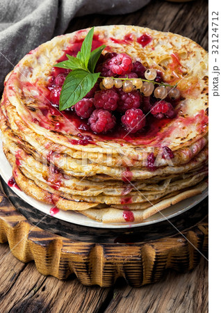 Pancakes with berries 32124712