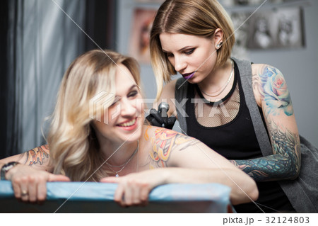 Tattoo artist in a studio 32124803