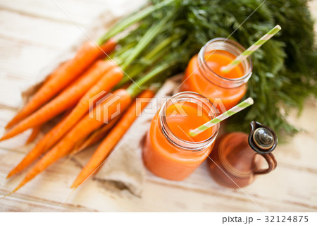 Fresh organic carrot juice Fresh organic carrot juice 32124875
