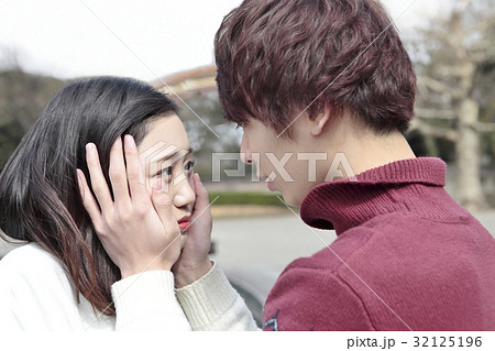 見つめ合う男女悲しげ 見つめ合う男女悲しげ 32125196