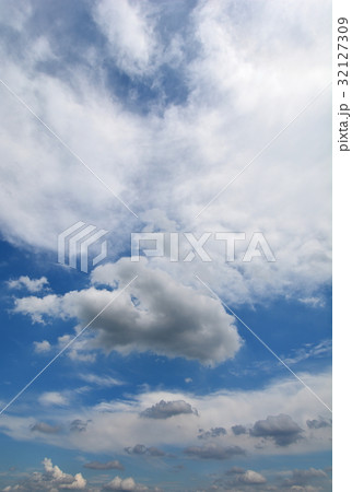台風の翌日の空 32127309