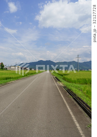 夏の六日町の田園風景 32127728