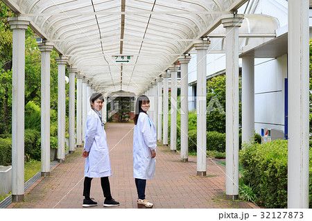 キャンパスライフ　構内を歩いている理系の学生　撮影協力:日本経済大学 32127873