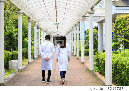 キャンパスライフ　構内を歩いている理系の学生　撮影協力:日本経済大学 32127874