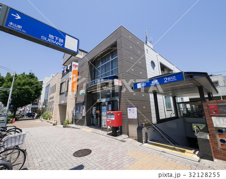 名古屋市千種区都市風景　本山郵便局と本山駅2番出入口と町並み 32128255