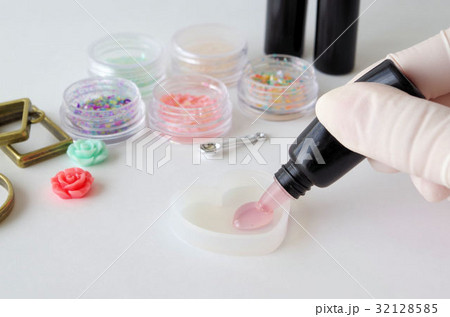 レジンアクセサリー作りの風景 32128585