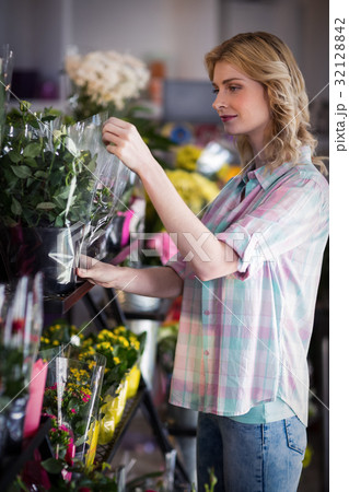 Female florist preparing a flower bouquet 32128842