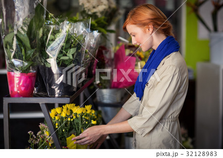 Female florist arranging flower bouquet Female florist arranging flower bouquet 32128983
