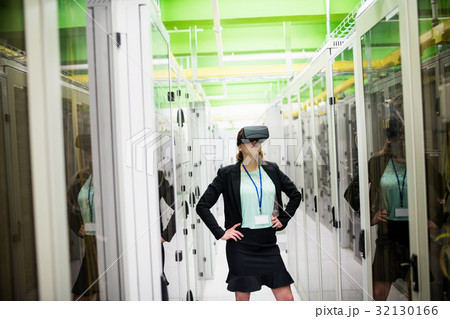 Technician using virtual reality headset 32130166