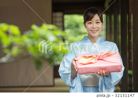 着物 お中元 浴衣 ミドル女性 和風イメージ 32131147