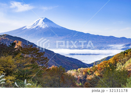 御坂峠から見る秋の富士山、山梨県富士河口湖町 御坂峠から見る秋の富士山、山梨県富士河口湖町 32131178