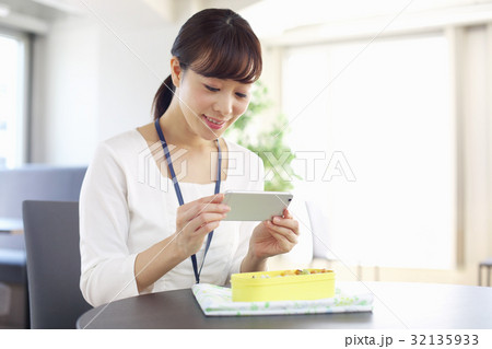 スマホでお弁当の写真を撮る女性 ランチ お弁当 スマホでお弁当の写真を撮る女性 ランチ お弁当 32135933