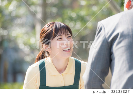 介護スタッフの若い女性 32138827