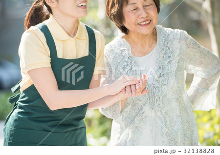 若い介護士とシニア女性 32138828