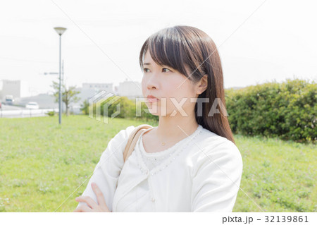 腕組している女性 腕組している女性 32139861