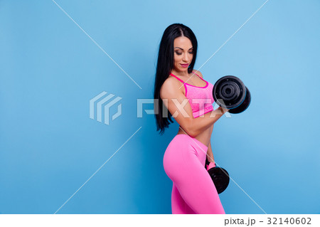 Muscular woman holding dumbbells 32140602