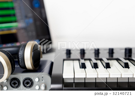 Computer laptop music studio work station Computer laptop music studio work station 32140721