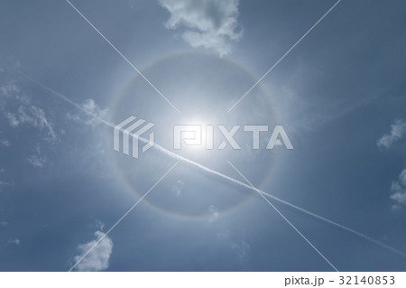 sun halo phenomenon, circular rainbow  32140853