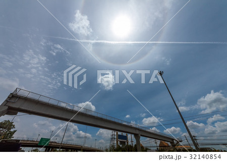 sun halo phenomenon, circular rainbow  32140854