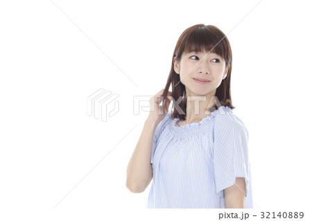 髪を触る女性 髪を触る女性 32140889