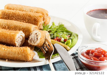 Croquettes with meat and beetroot soup 32142122
