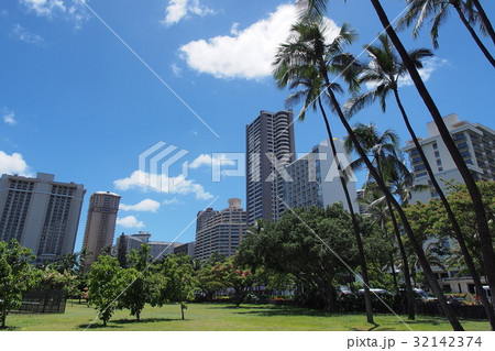 ホノルル・ヤシの木と高層ビル群 / Buildings at Honolulu ホノルル・ヤシの木と高層ビル群 / Buildings at Honolulu 32142374
